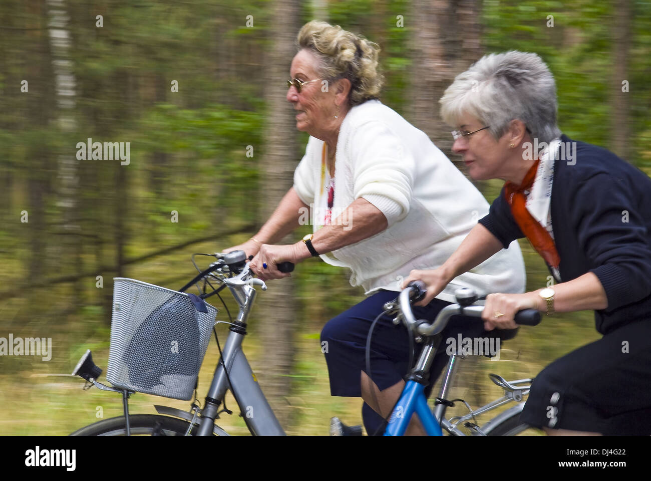 2 Frauen fahren Rennrad Stockfoto