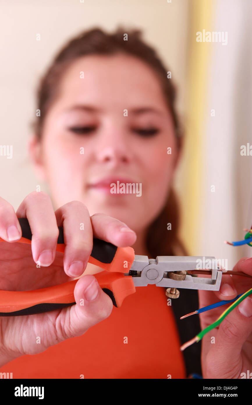 Elektriker mit Abisolierer Stockfoto