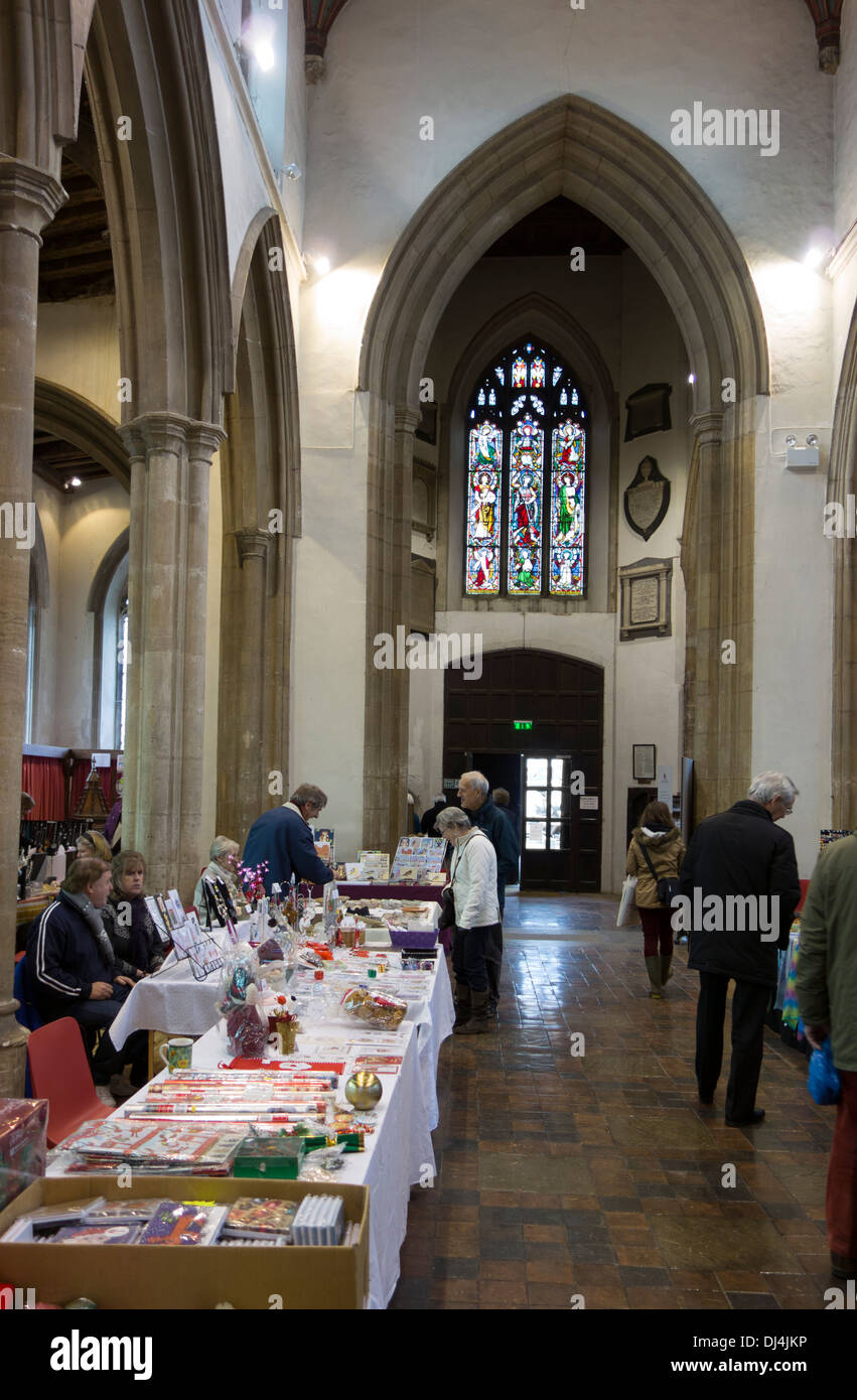 Entweiht Kirche: Schausteller und Besucher eine Handwerksmesse in St.-Peter Kirche in Sudbury, Suffolk. Stockfoto