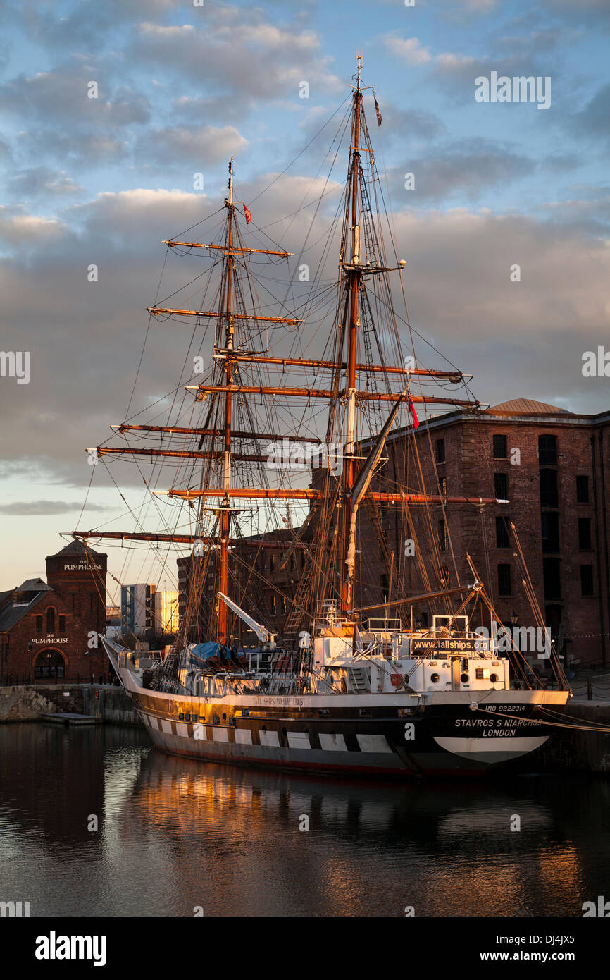 Albert Docks in Liverpools dockland, Liverpool, Merseyside, Großbritannien, 21. November 2013. UK Wetter. Sonnenuntergang über Worthington Dock. Großbritanniens größte operative Traditionelle rig hoch Segelschiff Stavros S Niarchos (Tall Ships Youth Trust) Anker in der Albert Dock für Ihren ersten Winter komplexe Lay-up in Liverpool. Stavros S Niarchos ist eine britische Brig - manipulierten große Schiff, das im Besitz des Tall Ships Youth Trust (TSYT) betrieben. Sie ist in erster Linie darauf ausgerichtet, jungen Menschen die Möglichkeit zu bieten Reisen als Zeichen Übungen, eher als reine Sail-Training durchzuführen. Credit: Mar Foto Stockfoto