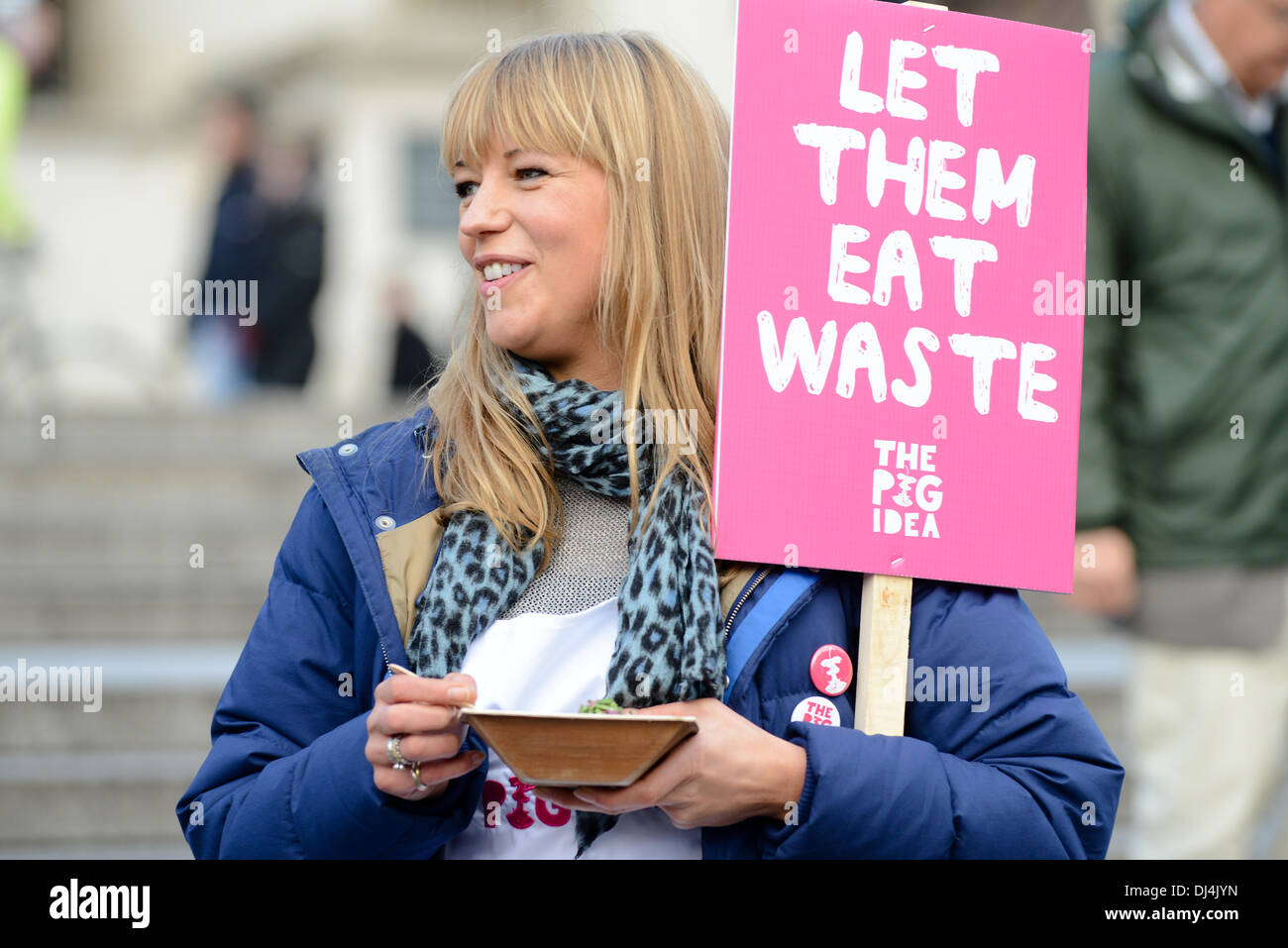 Radio 1 Moderatorin Sarah Cox Mit Einem Schild Abfall Essen Auf The Pig Idee Fest Auf Dem Trafalgar Square Lassen Stockfotografie Alamy