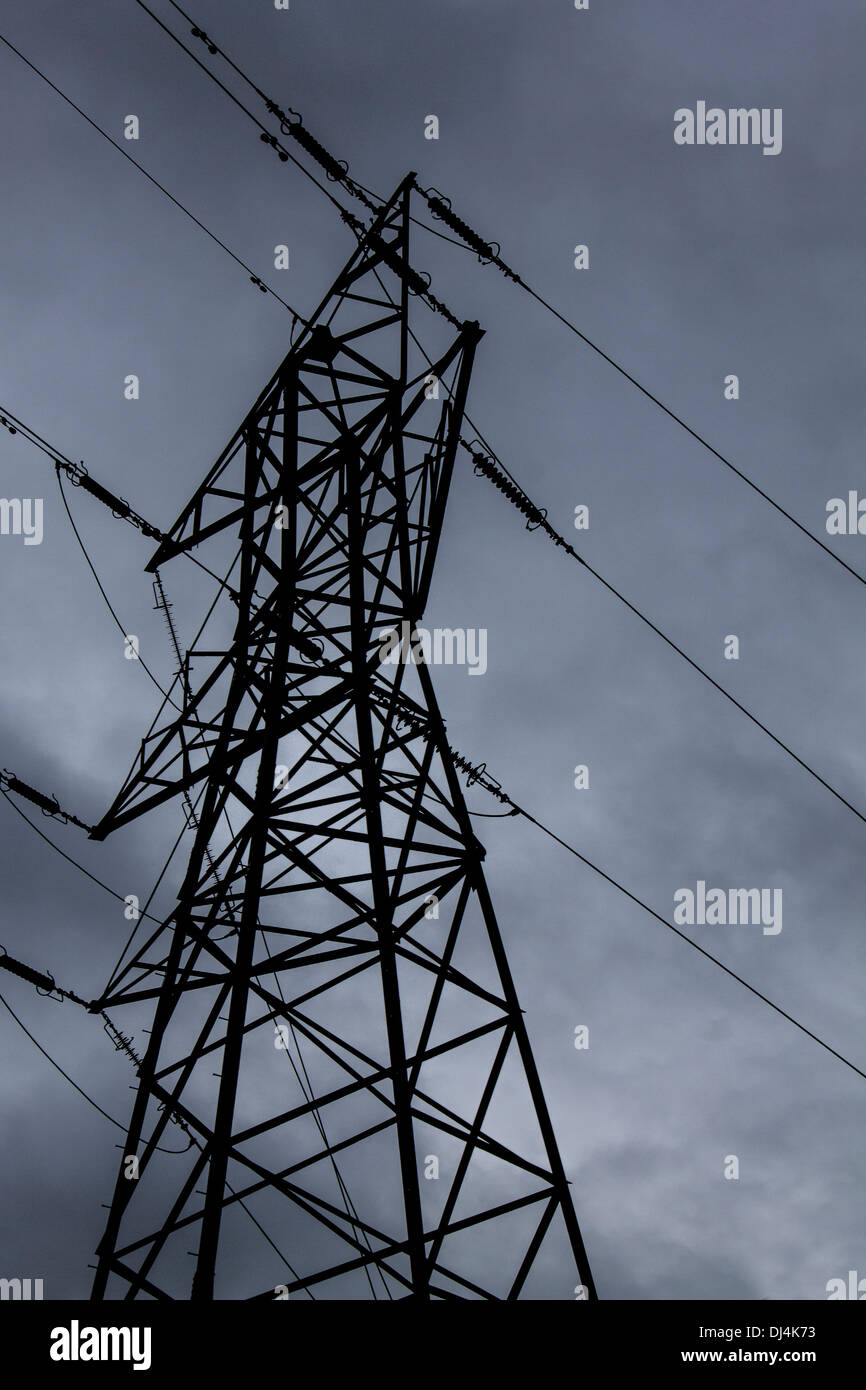 Ein Pylon in einem dunklen Stimmungsvoller Himmel Stockfoto