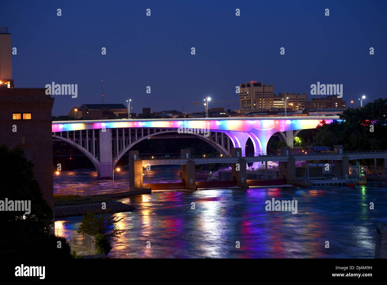 Beleuchtete Brücke in Minneapolis, Minnesota, USA. Städte-Foto-Sammlung. Stockfoto