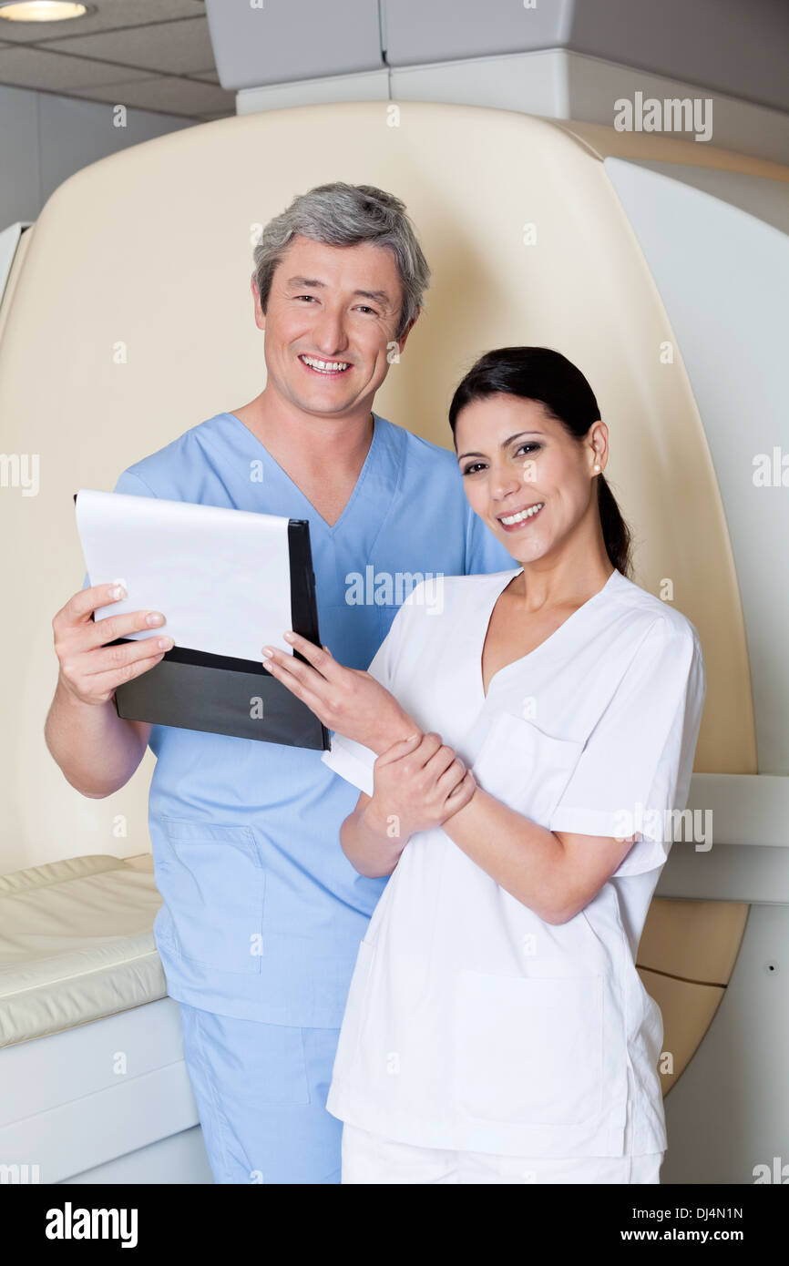 Techniker halten Zwischenablage Stockfoto