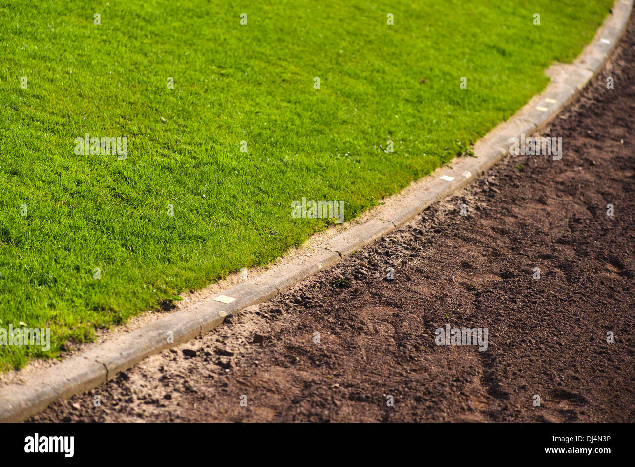 Kurve des Stellplatzes mit Rasen und Sand track Stockfoto