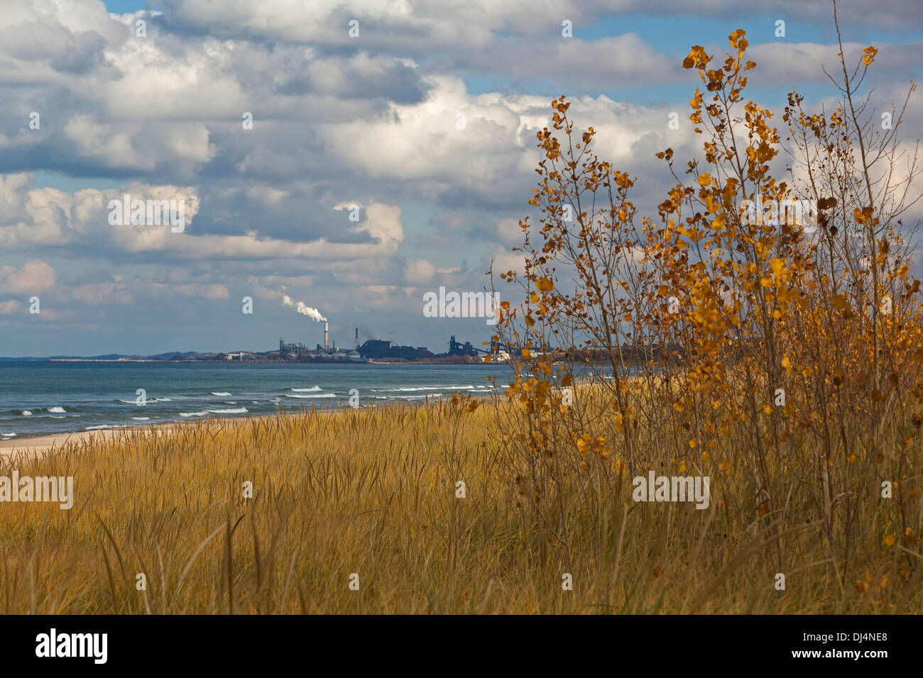 Gary, Indiana - Stahlwerke und die Indiana Dunes National Lakeshore koexistieren am südlichen Ufer des Lake Michigan. Stockfoto