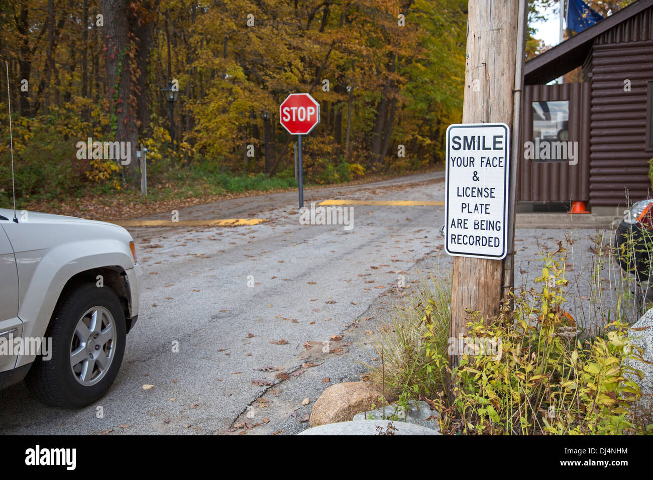 Ein Schild am Eingang zur Stadt Dune Acres, kündigt Indiana Überwachungsmaßnahmen. Stockfoto