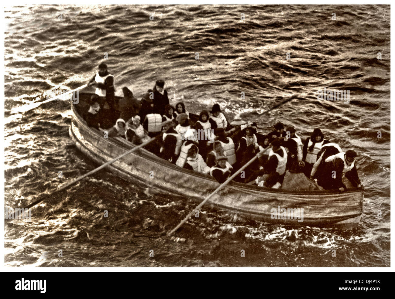 RETTUNGSBOOT DER TITANIC ÜBERLEBENDE Teilweise mit eiskaltem Meerwasser überflutet, nähert sich das kollapsible Boot D der Titanic am 15. April 1912 um 7:15 Uhr RMS Carpathia. Stockfoto