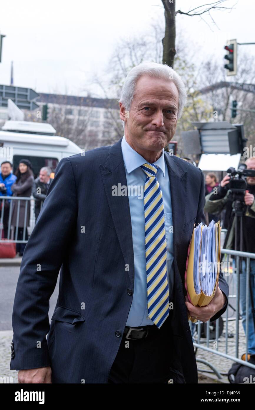 Berlin, Deutschland. 21. November 2013. CDU / CSU und SPD wieder treffen, um die Koalition zwischen ihnen festzulegen. Diese Treffen haben mehr als einen Monat. Endet diese "eisernen Arm" wird? Peter Ramsauer (CSU) Ministry of Transport, Gebäude & städtischen Angelegenheiten von Germany Ankunft in der Sitzung. : Bildnachweis Goncalo Silva/NurPhoto: Goncalo Silva/NurPhoto/ZUMAPRESS.com/Alamy Live-Nachrichten Stockfoto