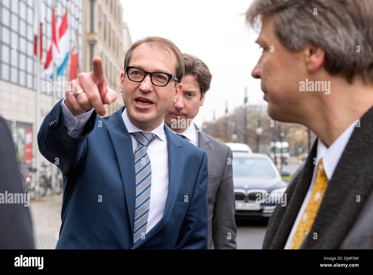 Berlin, Deutschland. 21. November 2013. CDU / CSU und SPD wieder treffen, um die Koalition zwischen ihnen festzulegen. Diese Treffen haben mehr als einen Monat. Endet diese "eisernen Arm" wird? CSU-Vorsitzender Alexander Dobrindt zum Treffen kommen. : Bildnachweis Goncalo Silva/NurPhoto: Goncalo Silva/NurPhoto/ZUMAPRESS.com/Alamy Live-Nachrichten Stockfoto