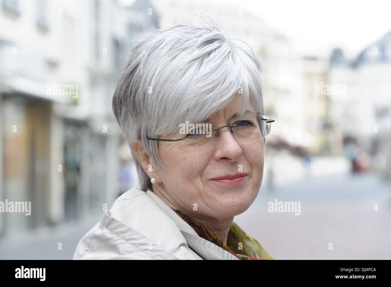 Porträt einer Frau, die schaut einfach mal rein Stockfoto