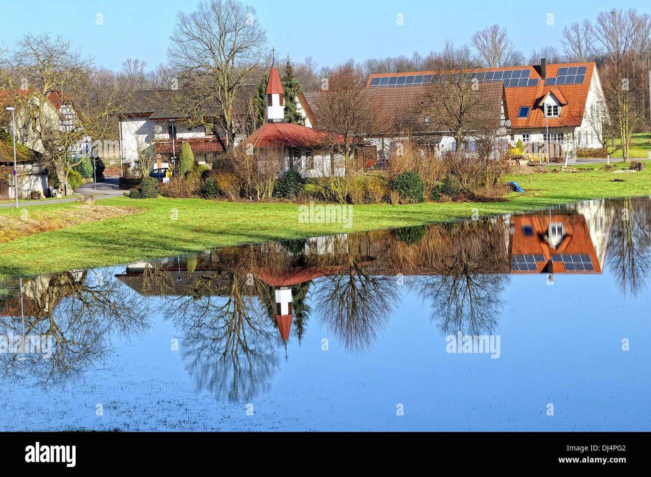 Dorfanger im Frühjahr Stockfoto