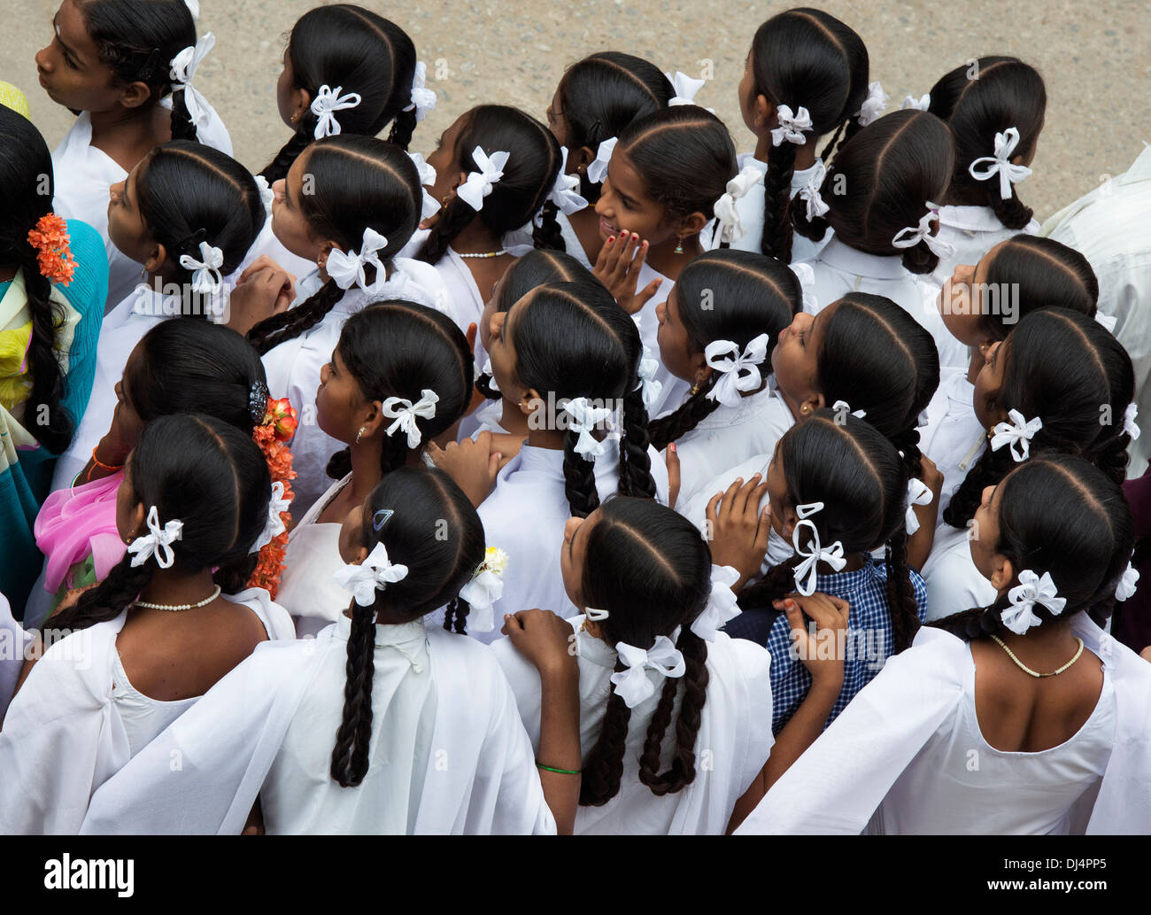 Gruppe von indischen Schulmädchen beobachten einen Festzug. Puttaparthi, Andhra Pradesh, Indien Stockfoto