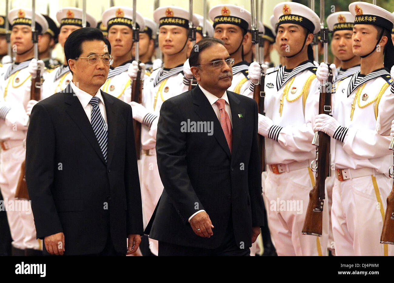 Peking, China. 7. Juni 2012. Der chinesische Präsident Hu Jintao Escort Pakistans Präsident Asif Ali Zardari vorbei sein Kabinett während einer Willkommenszeremonie in der großen Halle des Volkes in Peking am 7. Juni 2012. Mit der Aussicht auf einen Rückgang der Einfluss der USA in Afghanistan in den nächsten zwei Jahren ist China, Afghanistan und Pakistan in ein Gebot zur wirtschaftlichen Verbesserung und Sicherheit erreichen. Stephen Shaver/ZUMAPRESS.com/Alamy © Live-Nachrichten Stockfoto