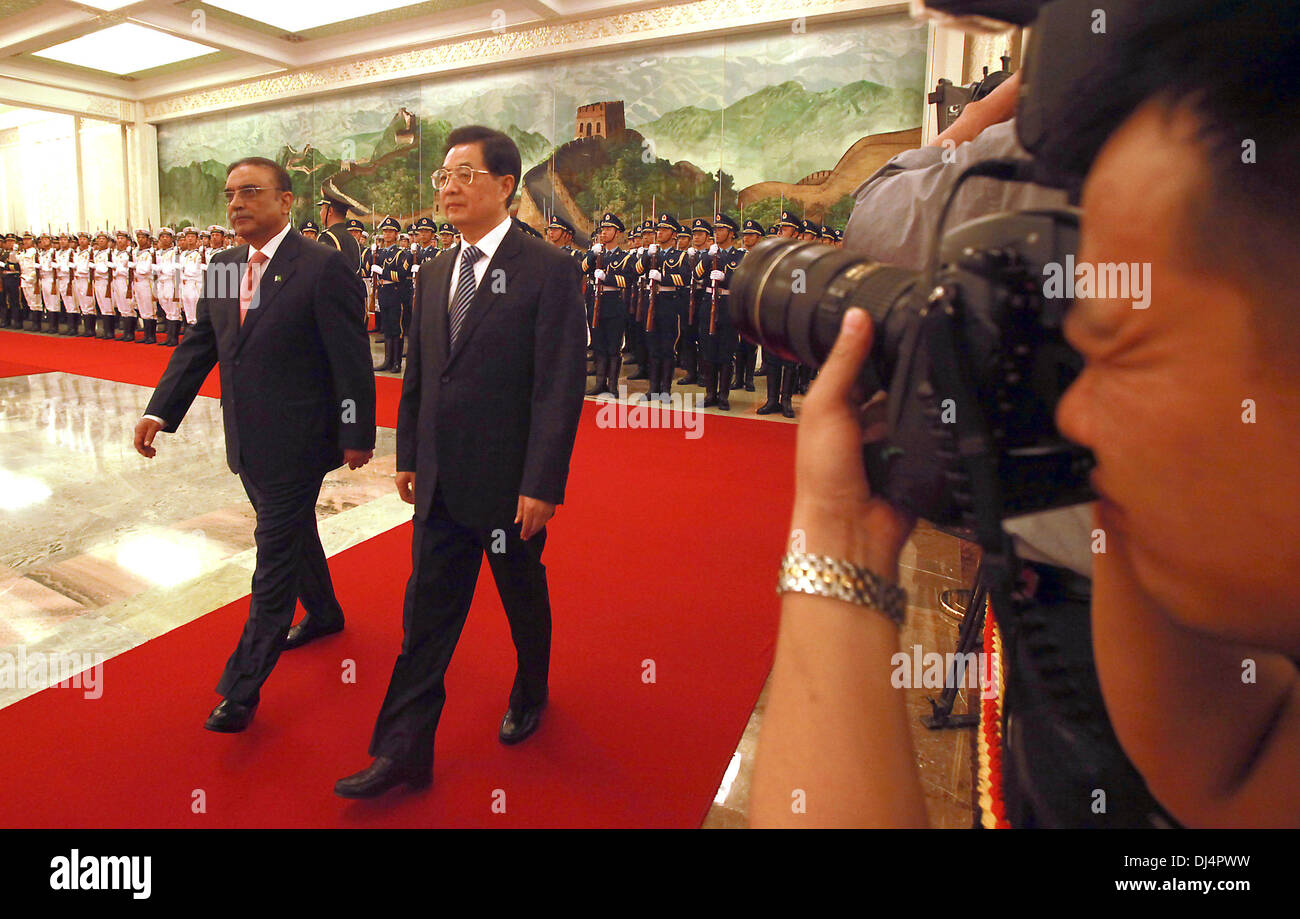 Peking, China. 7. Juni 2012. Der chinesische Präsident Hu Jintao Escort Pakistans Präsident Asif Ali Zardari vorbei sein Kabinett während einer Willkommenszeremonie in der großen Halle des Volkes in Peking am 7. Juni 2012. Mit der Aussicht auf einen Rückgang der Einfluss der USA in Afghanistan in den nächsten zwei Jahren ist China, Afghanistan und Pakistan in ein Gebot zur wirtschaftlichen Verbesserung und Sicherheit erreichen. Stephen Shaver/ZUMAPRESS.com/Alamy © Live-Nachrichten Stockfoto