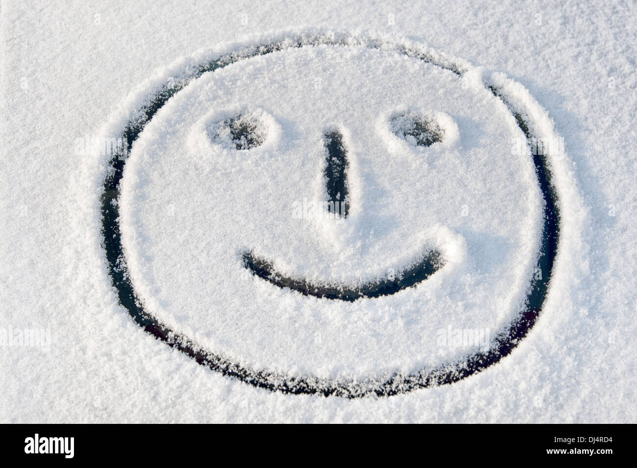 lächelndes Gesicht im Schnee Stockfoto