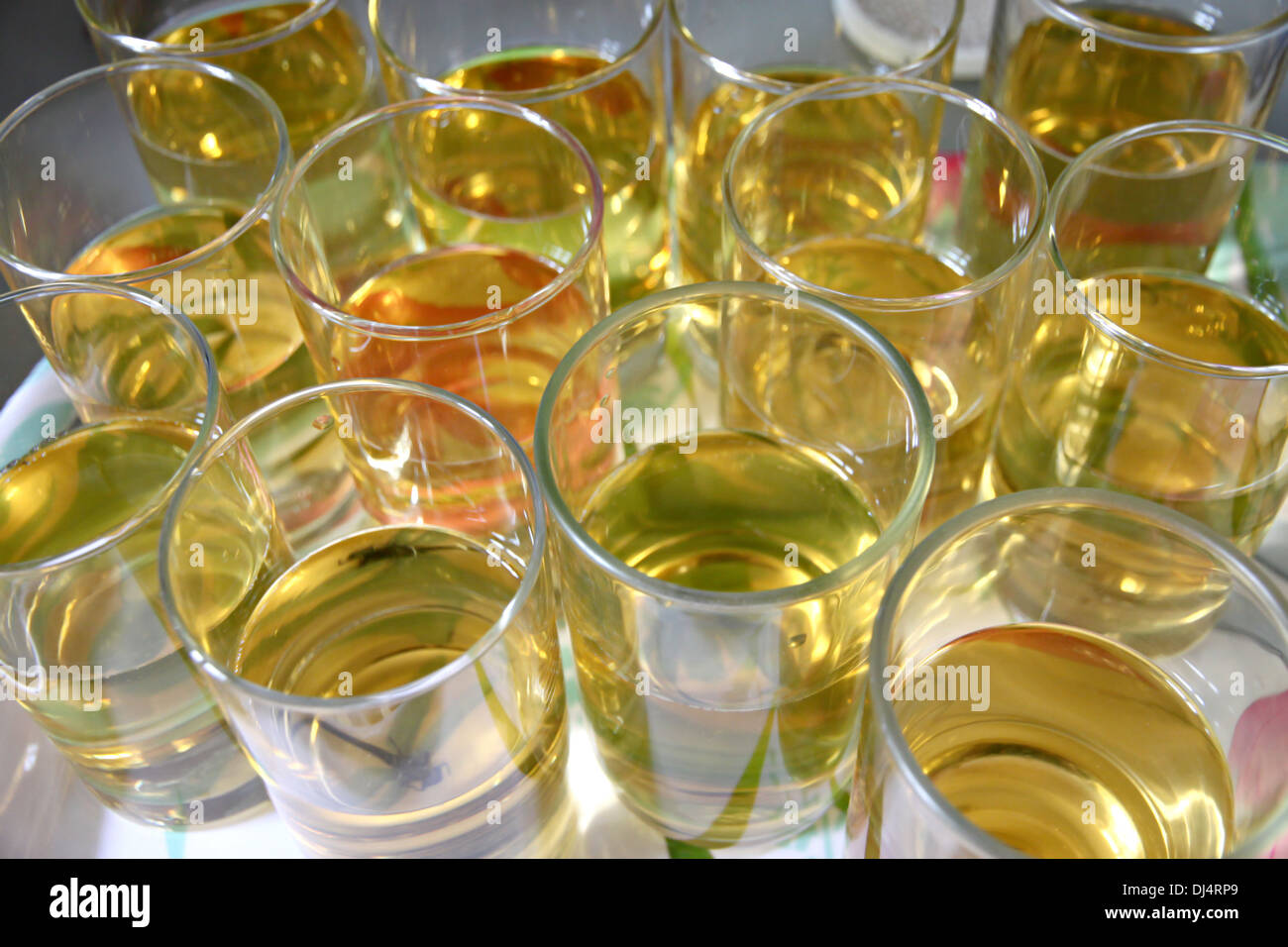 Die Bild-Alkohol in vielen aus Glas, in der Partei. Stockfoto