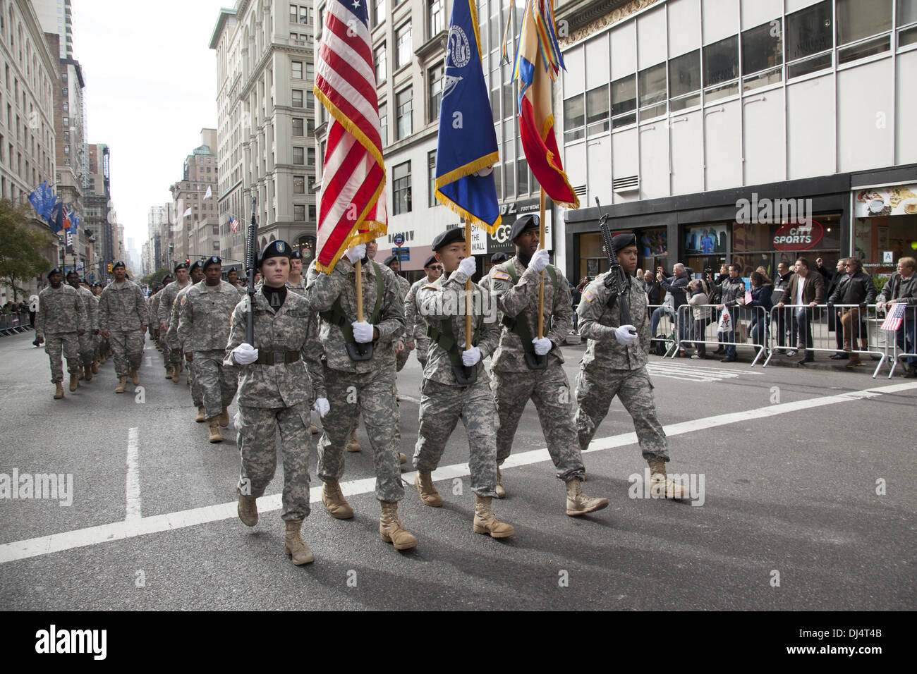 Veterans Day Parade entlang der 5th Avenue in New York City sitzt entlang über 5 Stunden. Mitglieder, behält sich die US-Armee Stockfoto