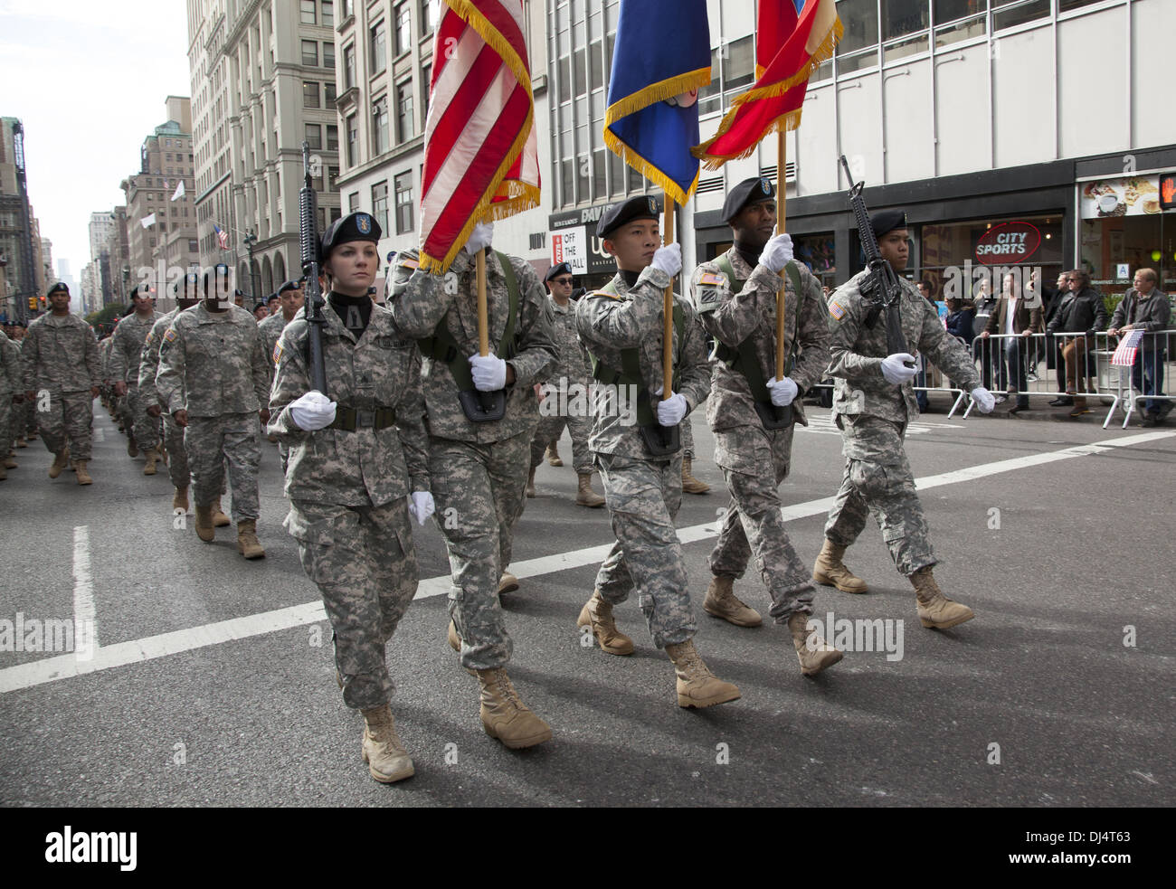 Veterans Day Parade entlang der 5th Avenue in New York City sitzt entlang über 5 Stunden. Mitglieder, behält sich die US-Armee Stockfoto