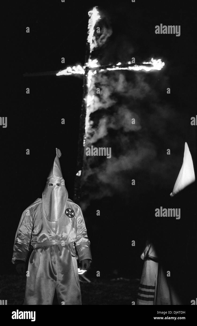 Ku Klux Klan brennen ein Kreuz bei einer Kundgebung auf dem Bauernhof im westlichen Maryland, 1987. Foto von Janet Worne. Stockfoto