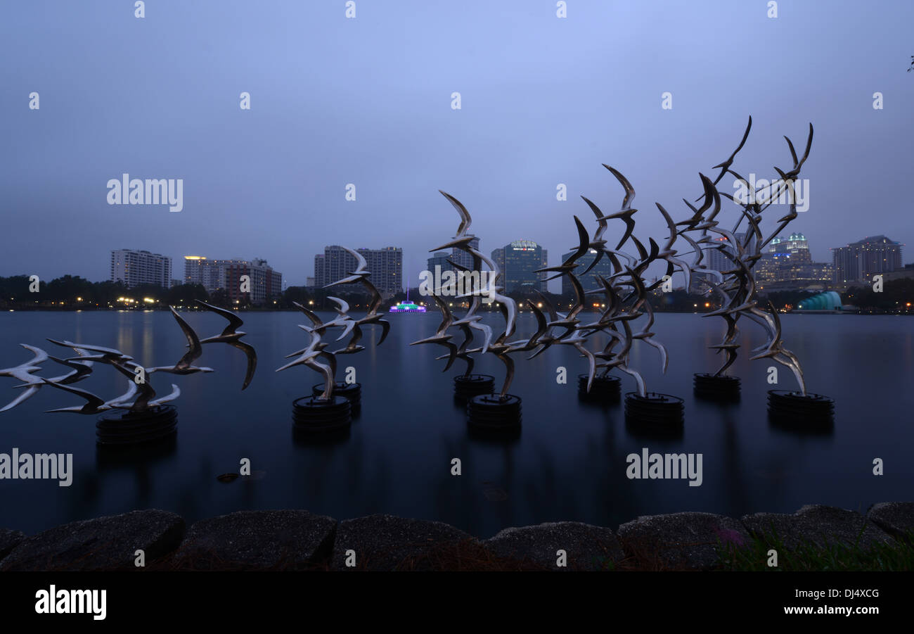 Siehe Art Orlando Skulptur "Nehmen Sie Flight" des Künstlers Douwe Blumberg am Lake Eola mit der Innenstadt von Orlando, Florida und Brunnen. Stockfoto