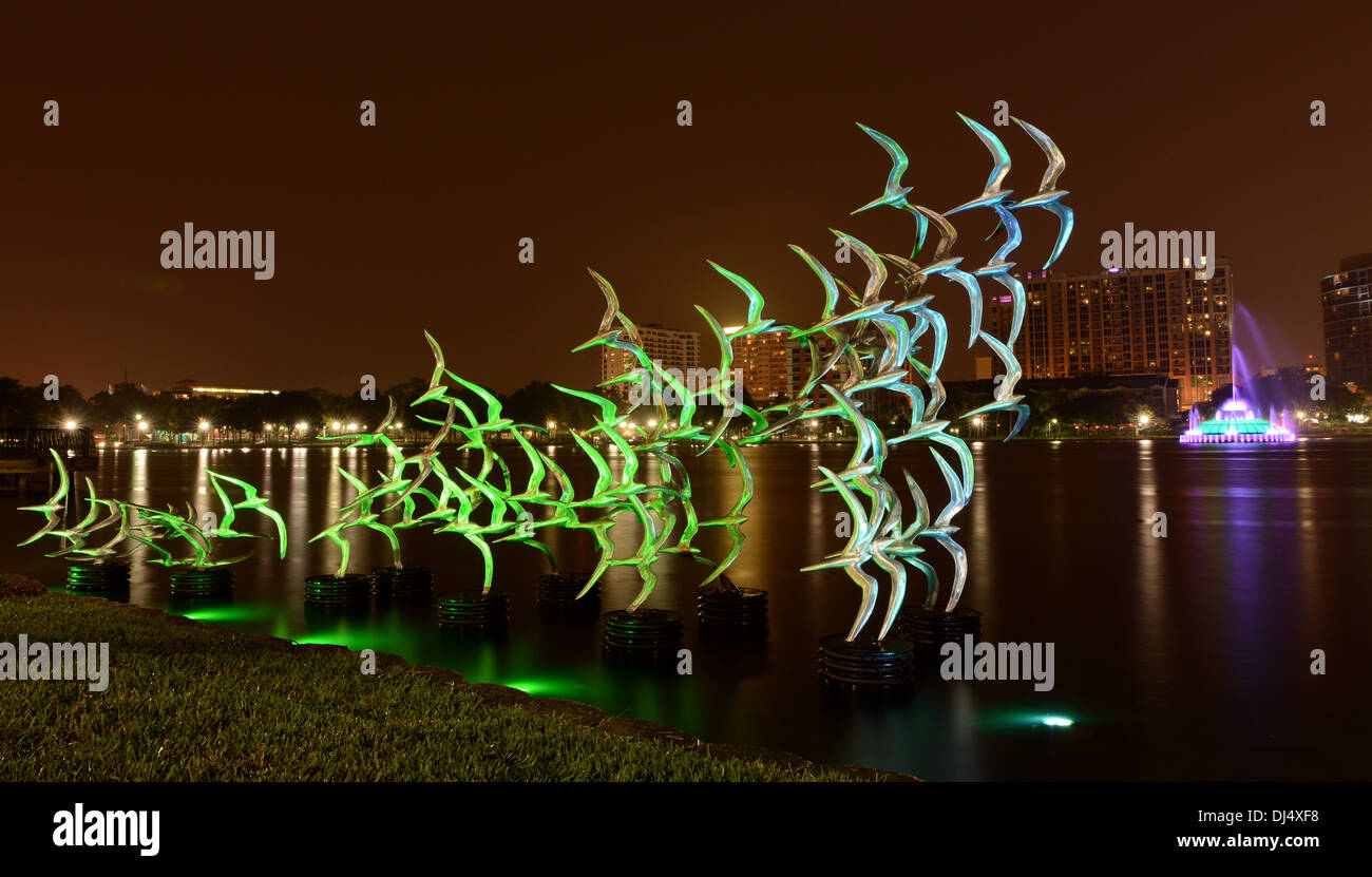 Siehe Art Orlando Skulptur "Nehmen Sie Flight" des Künstlers Douwe Blumberg am Lake Eola mit der Innenstadt von Orlando, Florida und Brunnen. Stockfoto