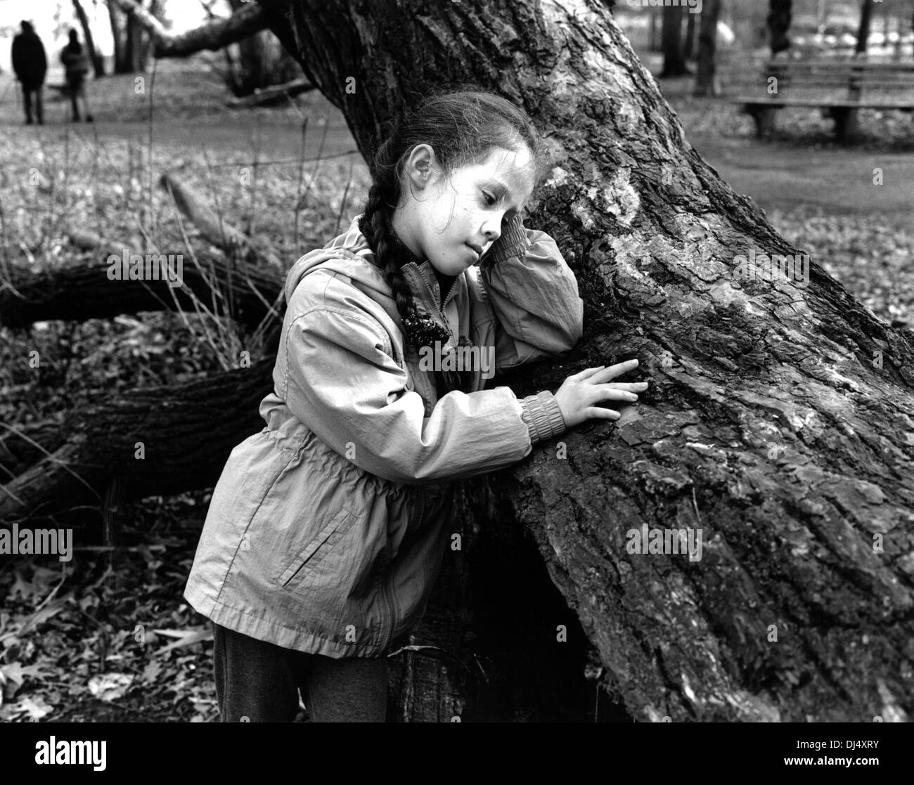 Junges Mädchen tief in ernsthafte Gedanken im Prospect Park in Brooklyn, New York. Stockfoto