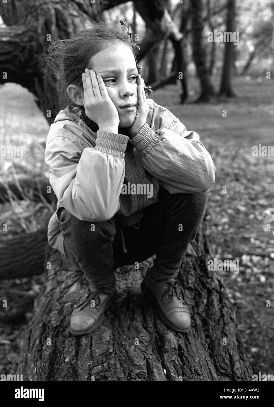 Junges Mädchen tief in ernsthafte Gedanken im Prospect Park in Brooklyn, New York. Stockfoto