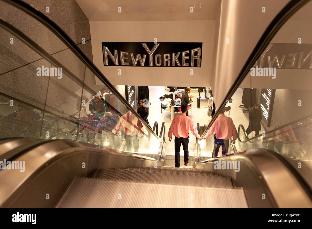 Prag Shopping Mall, Fahrtreppen in der Mode NewYorker store, Prag, Tschechische Republik, Europa Stockfoto