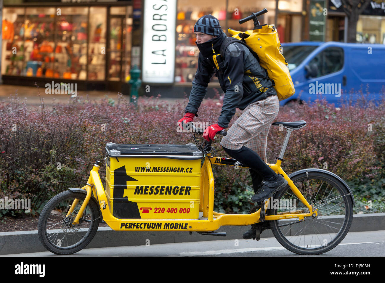 Männlicher Kurier mit Fahrradpaketen in der Stadt Prag, Tschechien, Europa Liefermann und Fahrrad Stockfoto
