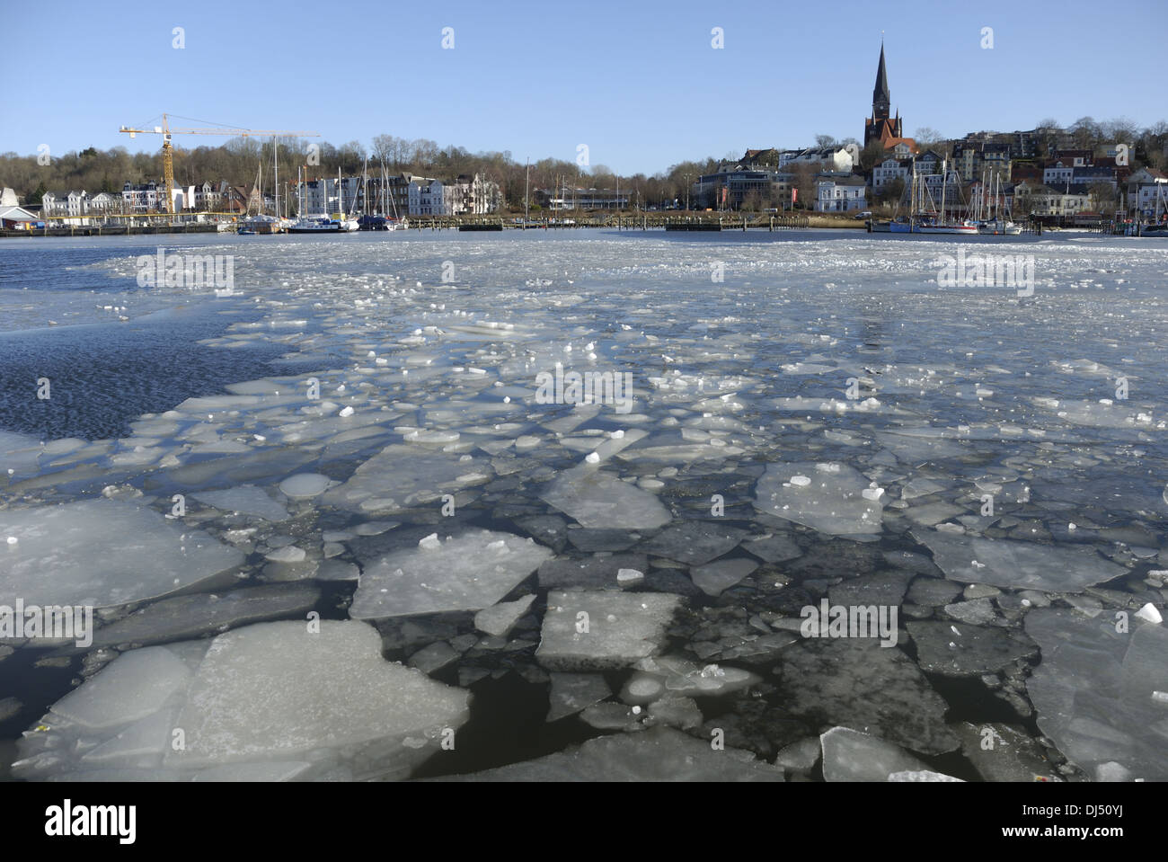 Eisschollen im Flensburger Hafen Stockfoto