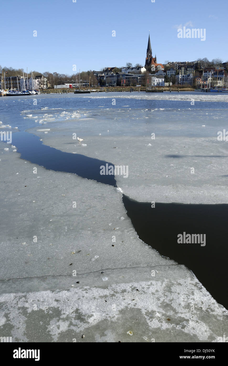 Eisschollen im Flensburger Hafen Stockfoto