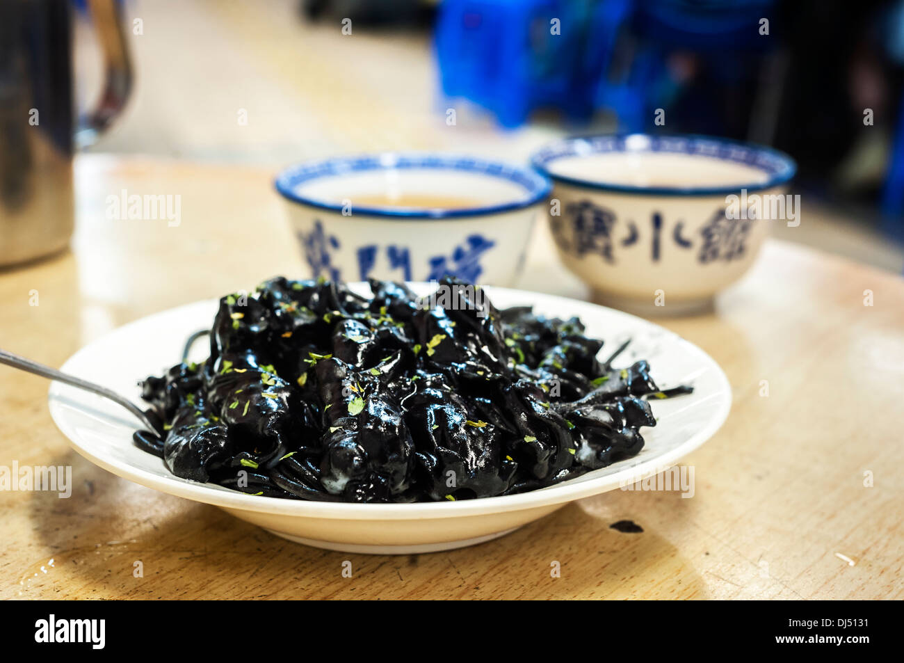 Schwarzes Tintenfisch pasta bei Java Straße gekochtes Essen Zentrum, Hong Kong Stockfoto