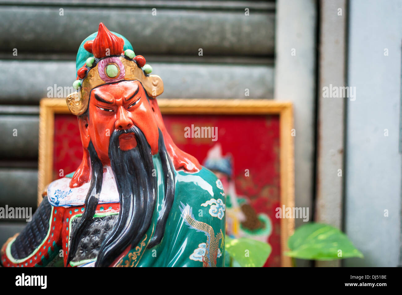 Statue des beliebten chinesischen Gott Guan Yu bei einer Straße Schrein in Hongkong Stockfoto