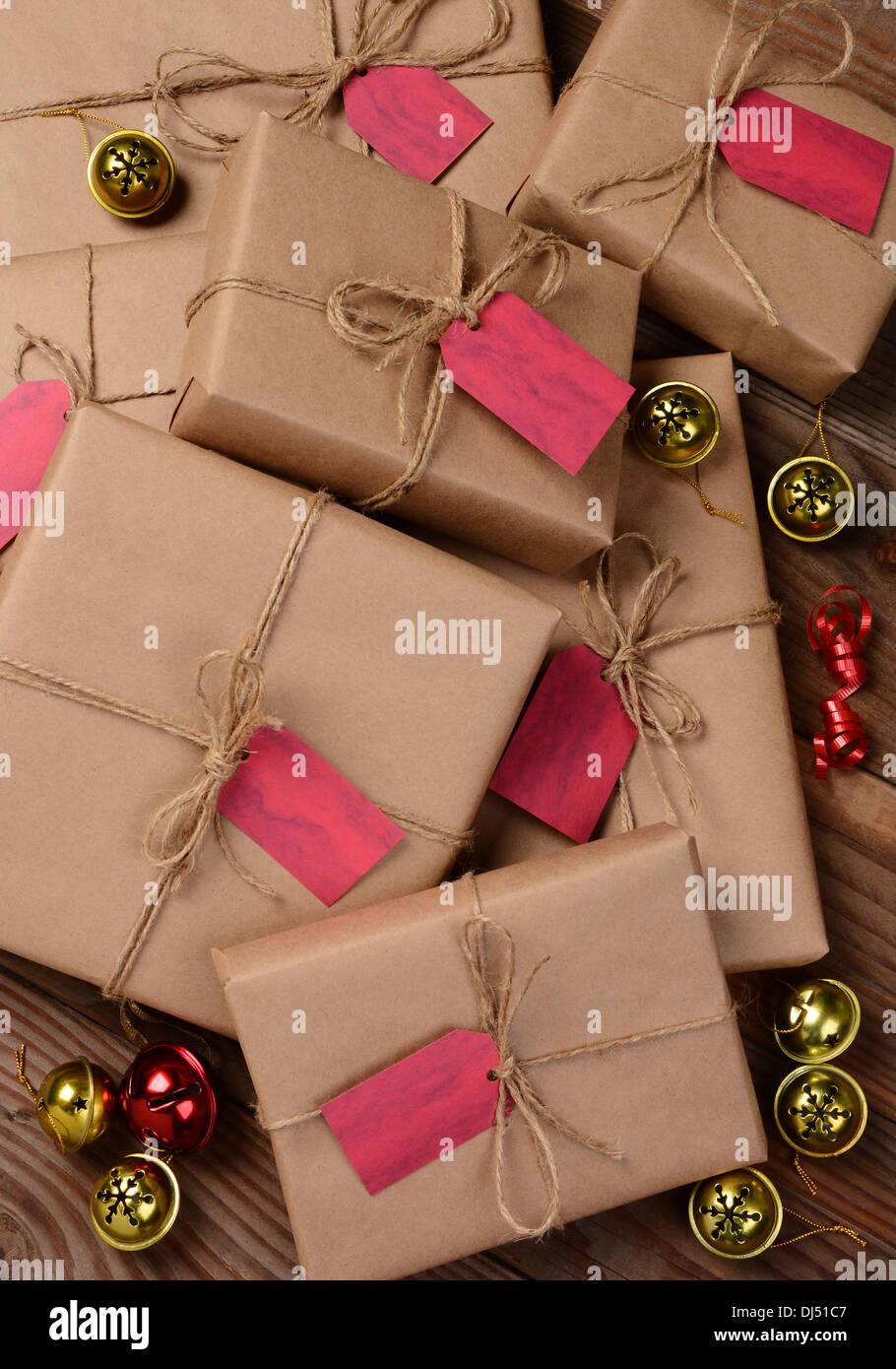 Erhöhte Ansicht einer Gruppe von Weihnachtsgeschenke mit Eco freundliche Handwerk Papier eingewickelt. Stockfoto
