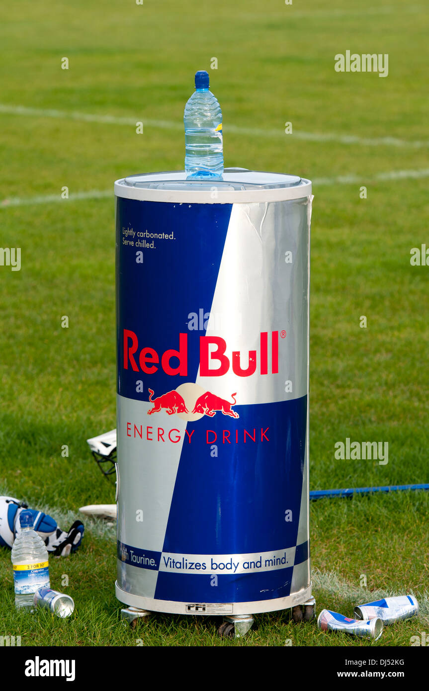Red Bull Getränke Kühler vom Sportplatz Stockfotografie - Alamy