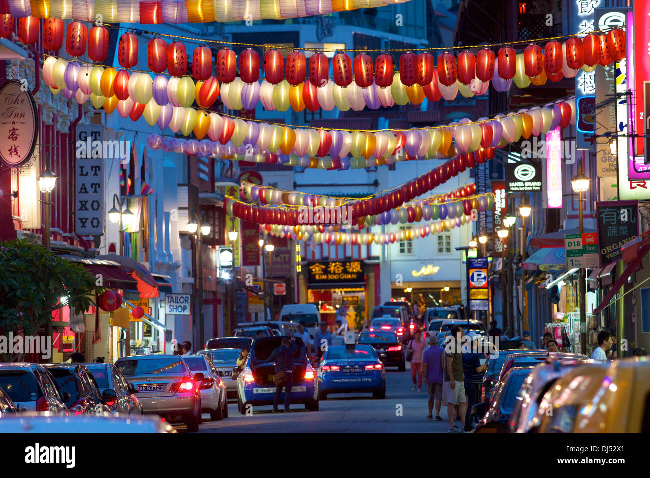Singapur China Town, Straße der Laternen, farbenfrohe Laterns, die auf der anderen Straßenseite hängen, Chinatown, Singapur Stockfoto