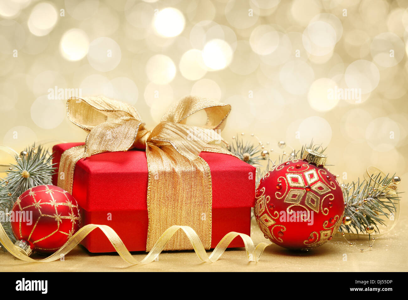 Weihnachtsgeschenke auf abstrakten Hintergrund dekoriert Stockfoto