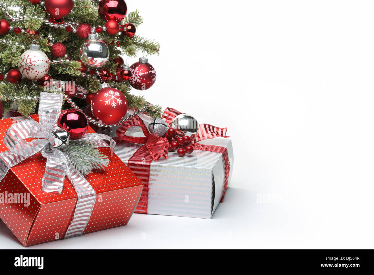 Dekorierten Weihnachtsbaum und Geschenke auf weißem Hintergrund Stockfoto