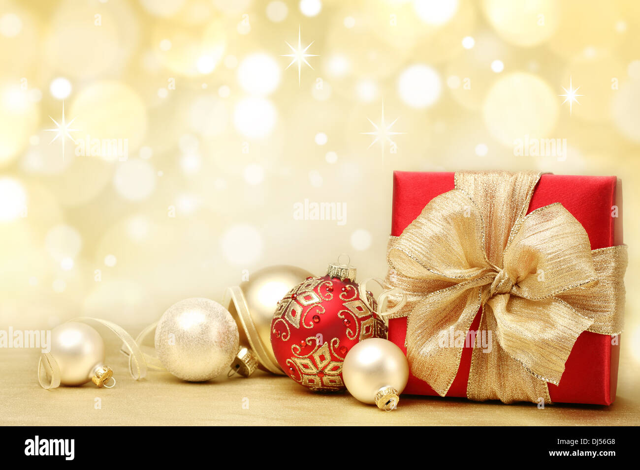 Weihnachtsgeschenke auf abstrakten Hintergrund dekoriert Stockfoto