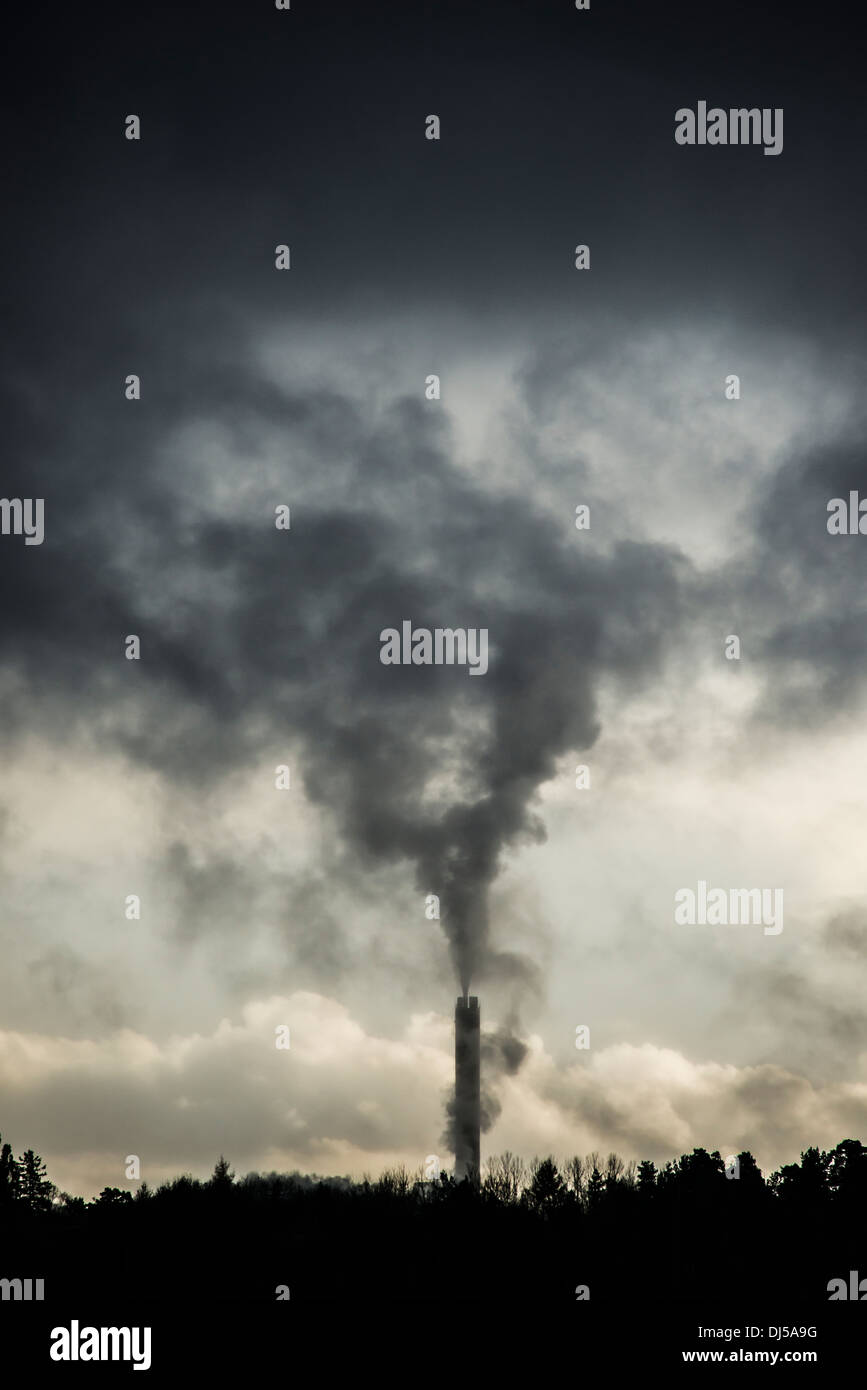 Naturkulisse mit Industrie Rauch-Stack, die Verschmutzung der Luft. Himmel mit Textfreiraum. Stockfoto