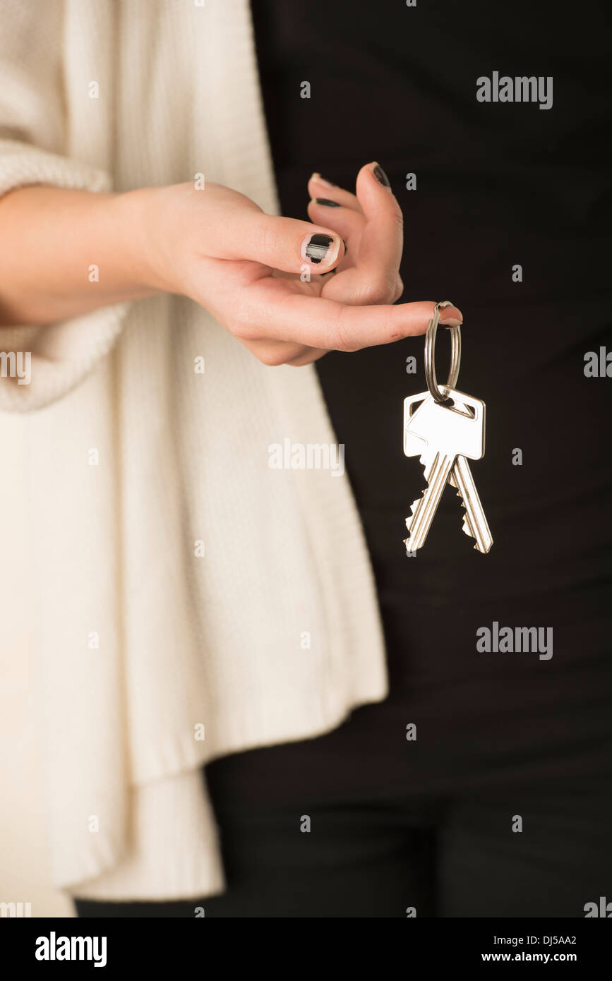 Frau mit Schlüssel in der hand Stockfoto