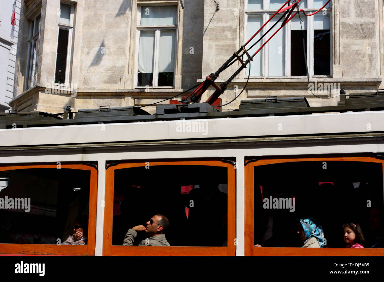 Straßenbahn auf der Istiklal Caddesi, Istanbul, Türkei Stockfoto