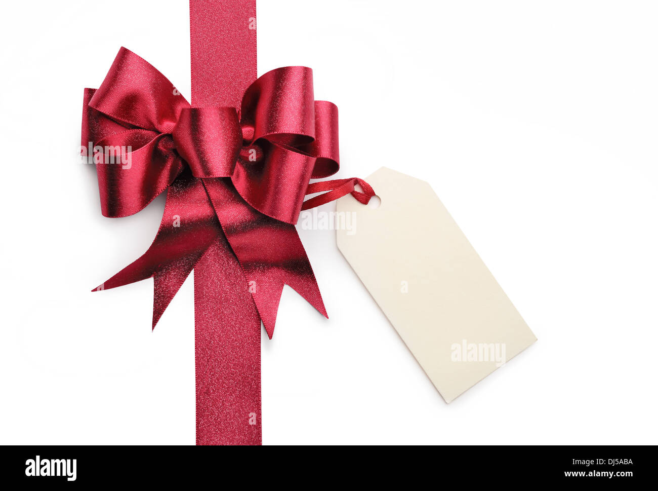 Rote Schleife mit leeren Geschenkanhänger isoliert auf weißem Hintergrund. Stockfoto