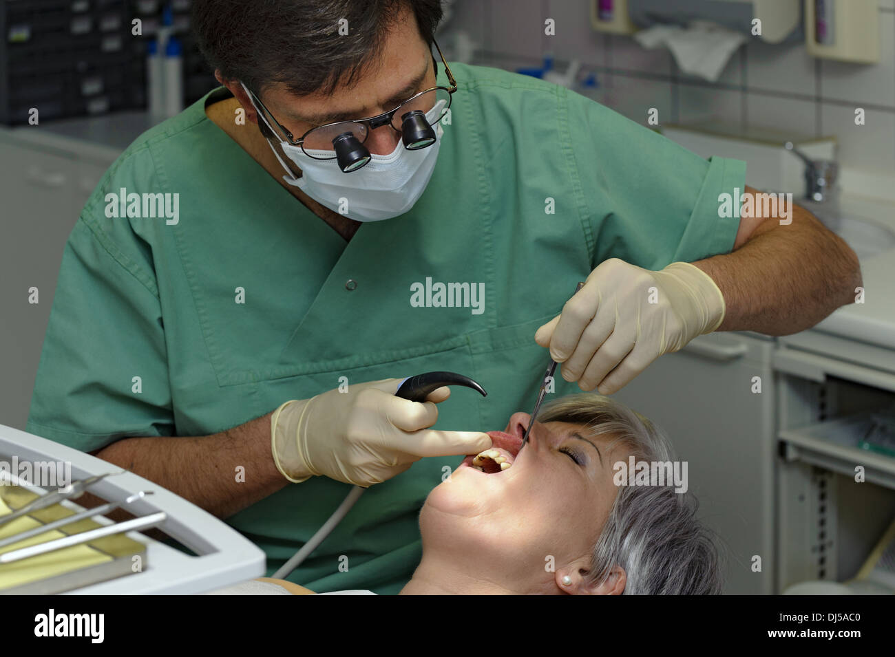 Zahnarzt in der zahnärztlichen Untersuchung Stockfoto