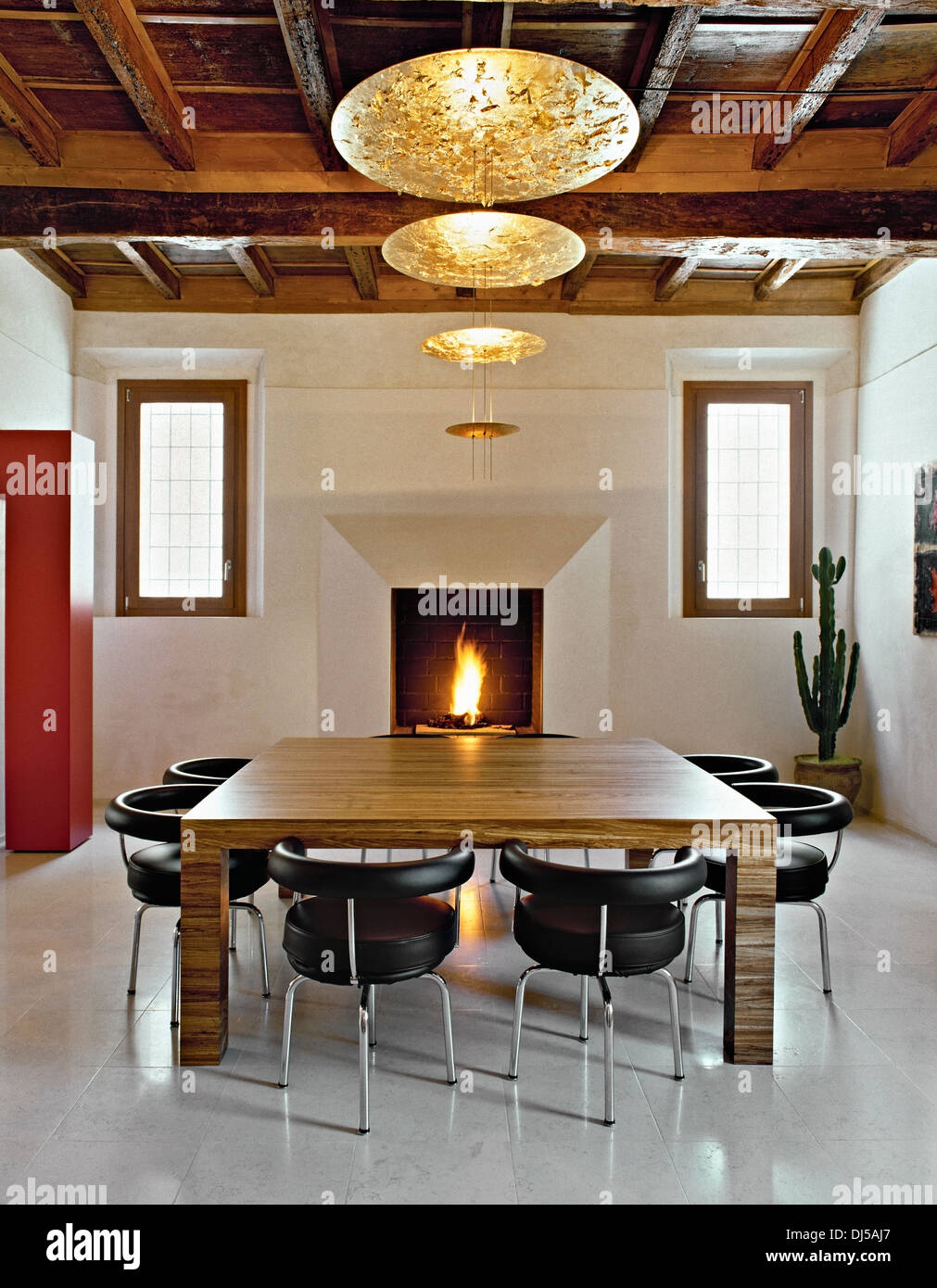 luxus esszimmer, luxus esszimmer mit holzdecke und kamin stockfoto, bild: 62813023, Design ideen