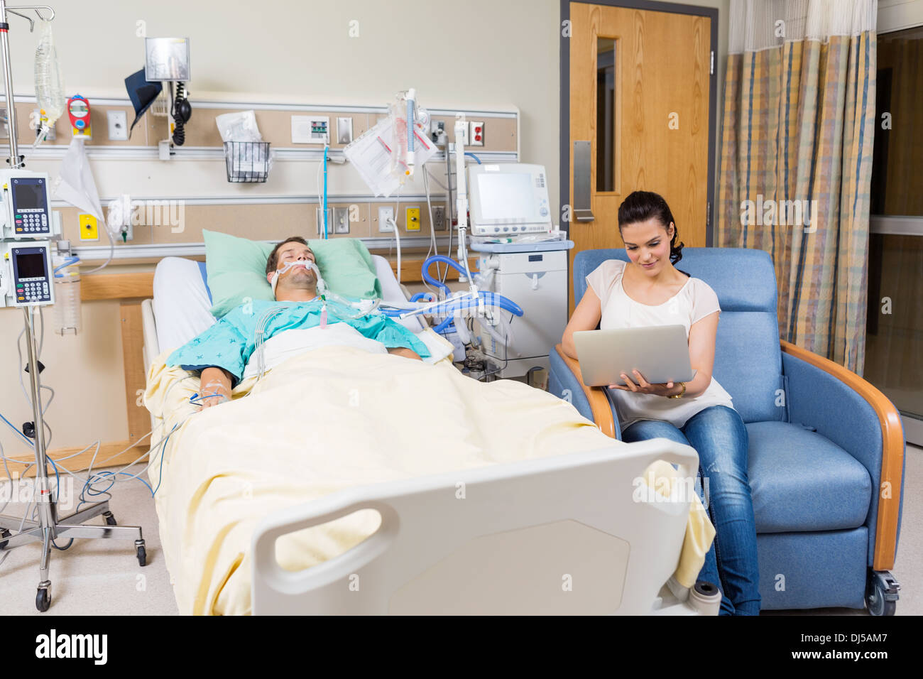 Frau mit Digital-Tablette sitzen durch Patienten Stockfoto