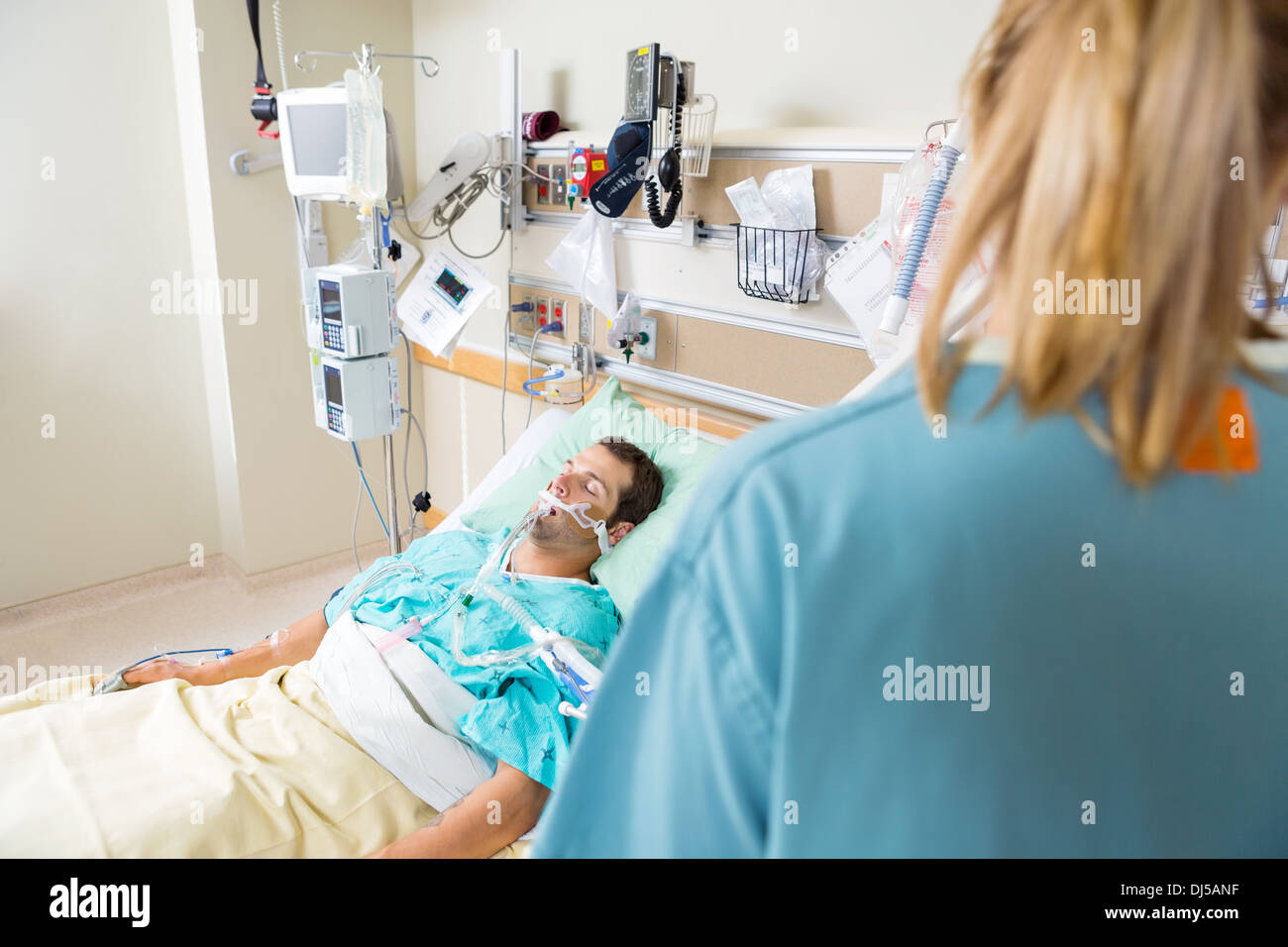 Kritische Patienten im Krankenhaus schlafen Stockfoto