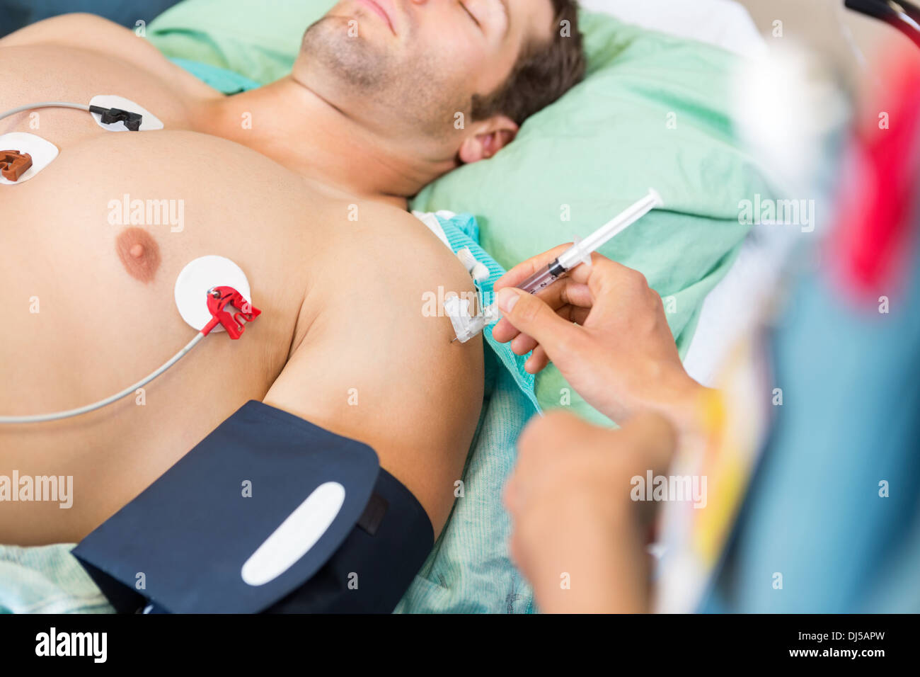Krankenschwester Injektion Spritze am Arm des Patienten im Krankenhaus Stockfoto
