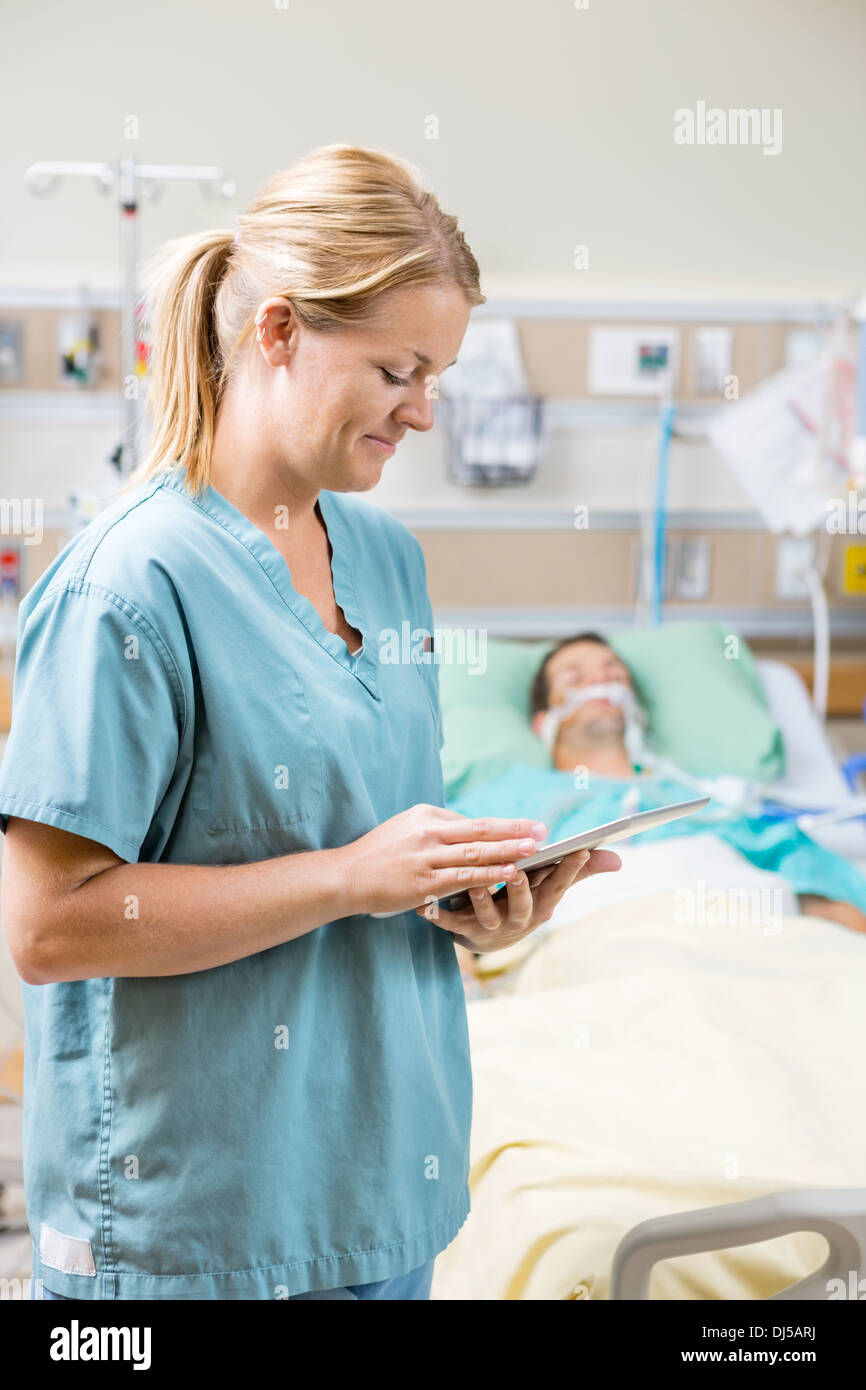 Krankenschwester mit Digital-Tablette im Krankenhaus Stockfoto